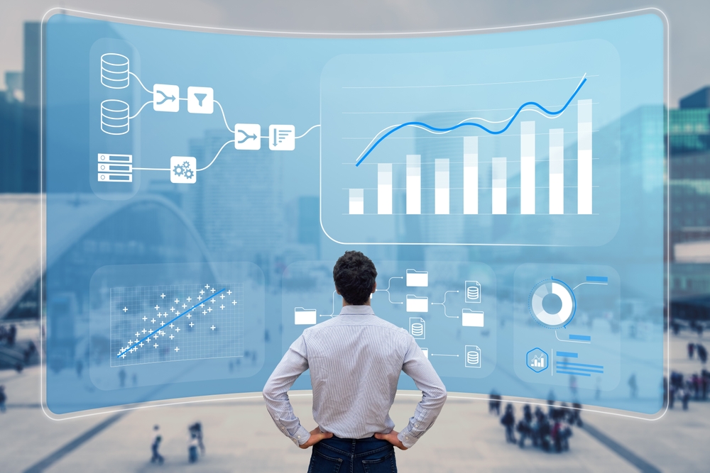 Projektleiter vor einer visuellen Übersicht mit Datenflüssen und Kennzahlen – Sinnbild für die strukturierte ERP-Auswahl